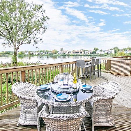 Coot Cottage - Holiday House With Fantastic Lake Views Somerford Keynes Exterior foto