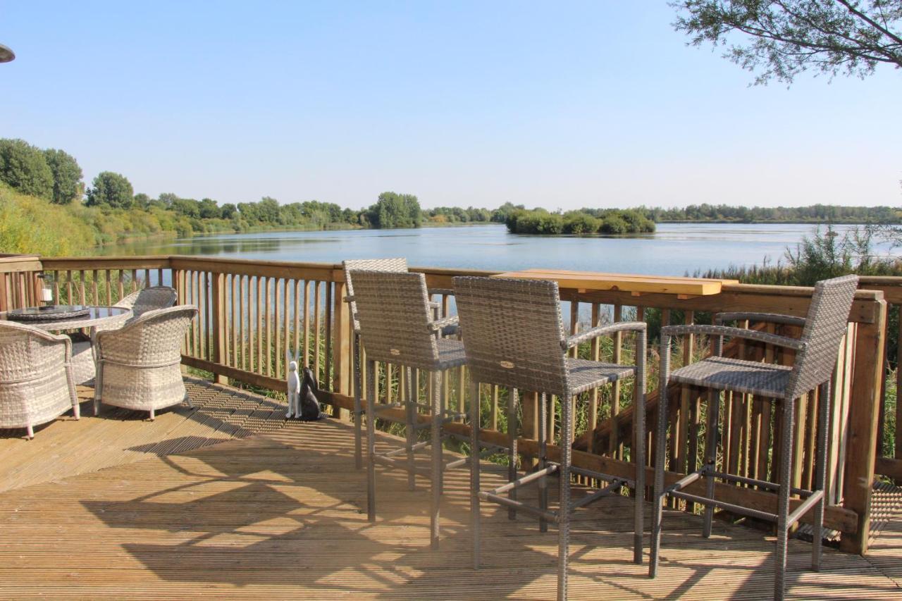 Coot Cottage - Holiday House With Fantastic Lake Views Somerford Keynes Exterior foto