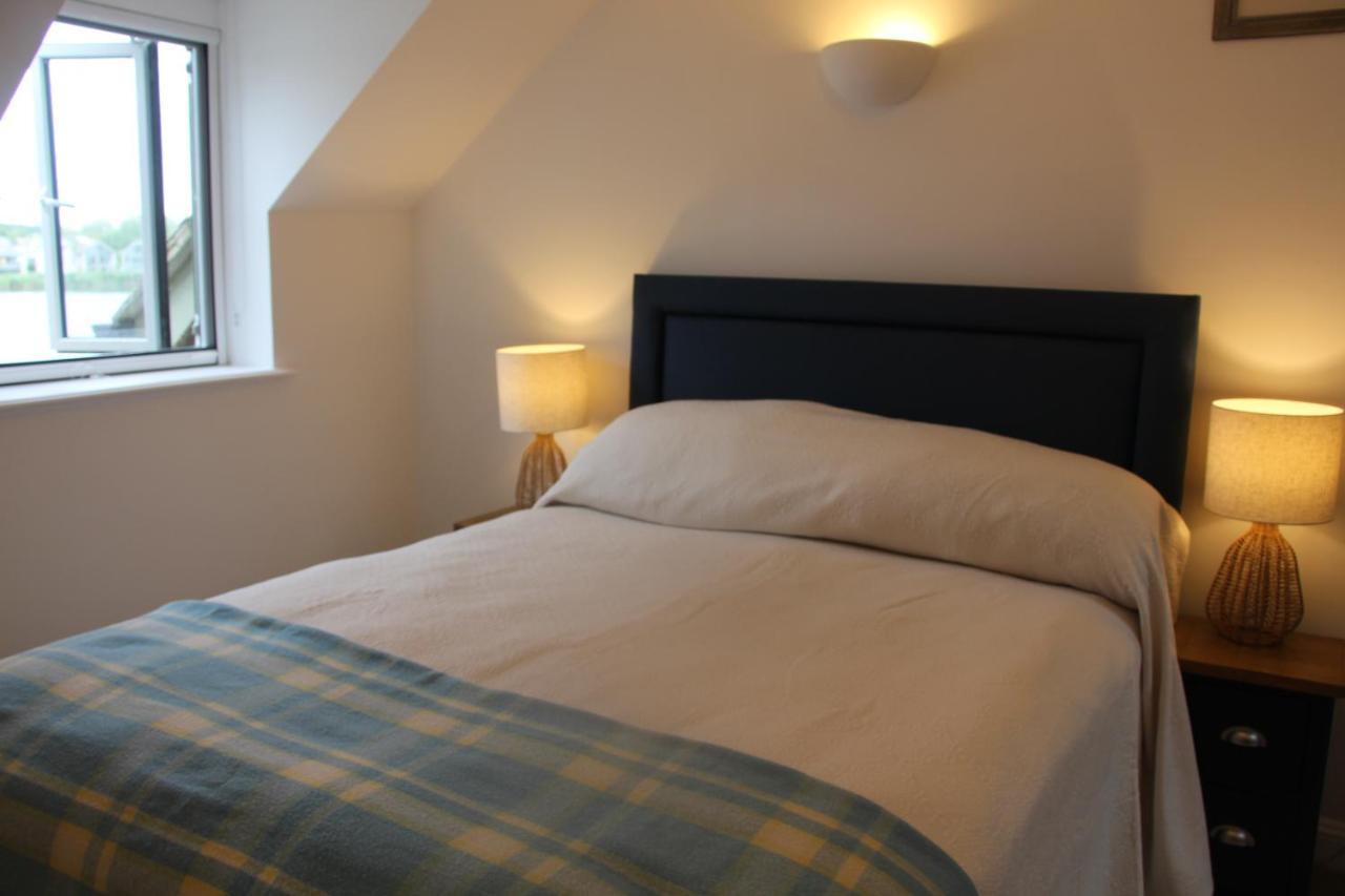 Coot Cottage - Holiday House With Fantastic Lake Views Somerford Keynes Exterior foto